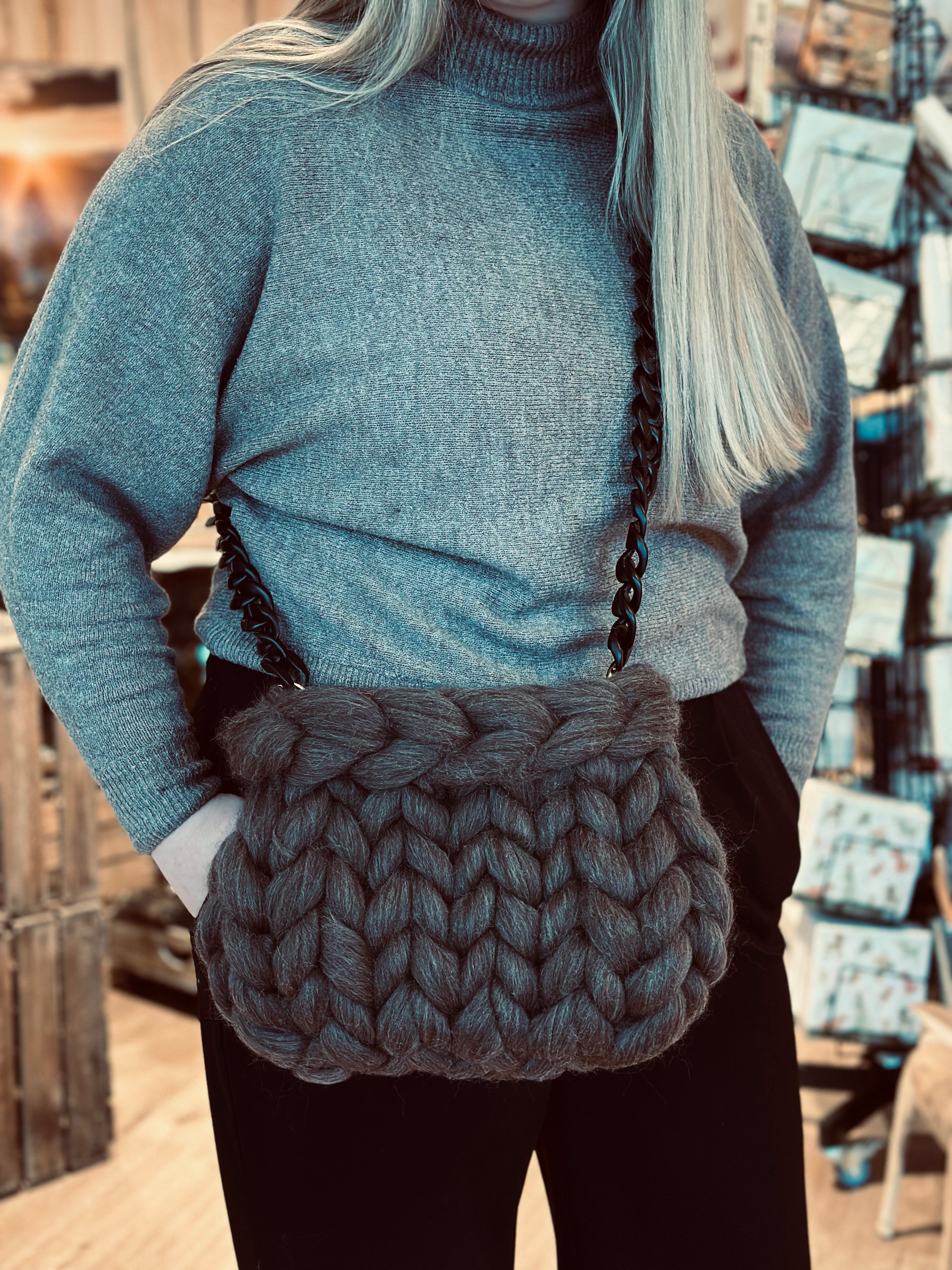 Lofty Loop Bag 100% MERINOWOLLE -Braun Melange mit schwarzer Crossbody Kette