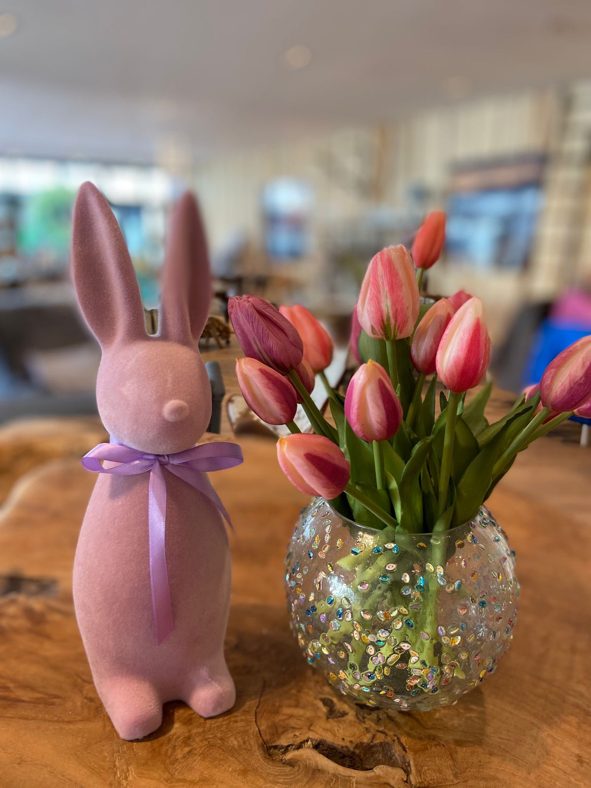 Osterhase beflockt mit Schleife -Flieder- 30cm