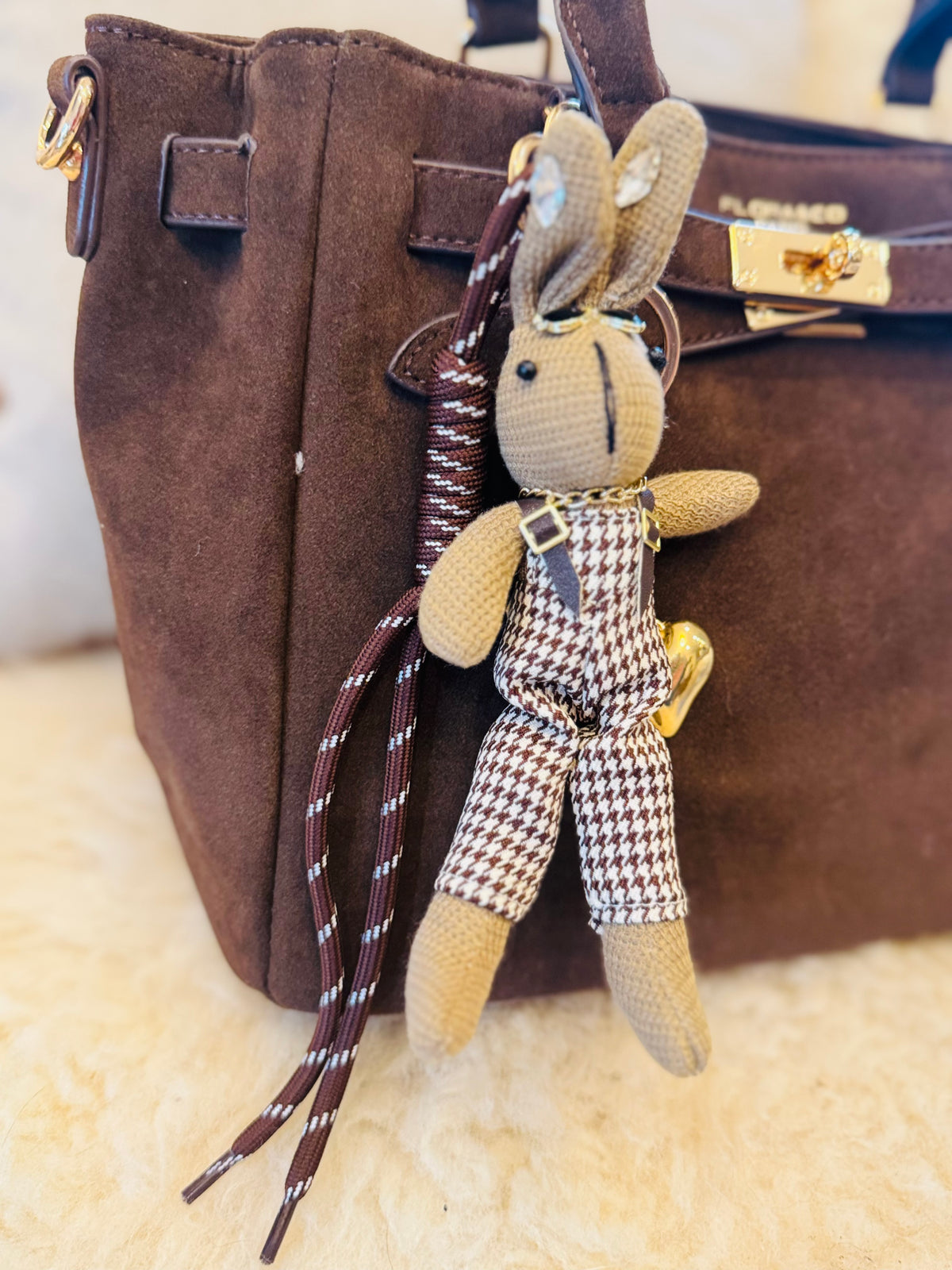 Hase Foxi mit Latzhose