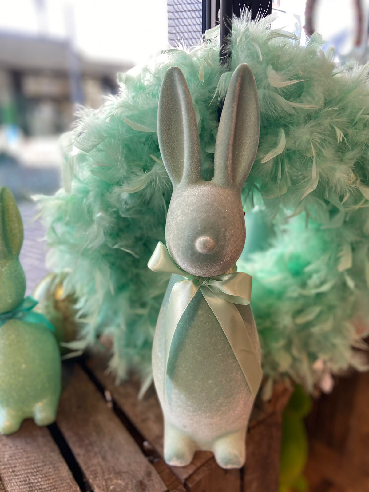 Osterhase beflockt mit Schleife -Mint- 42cm