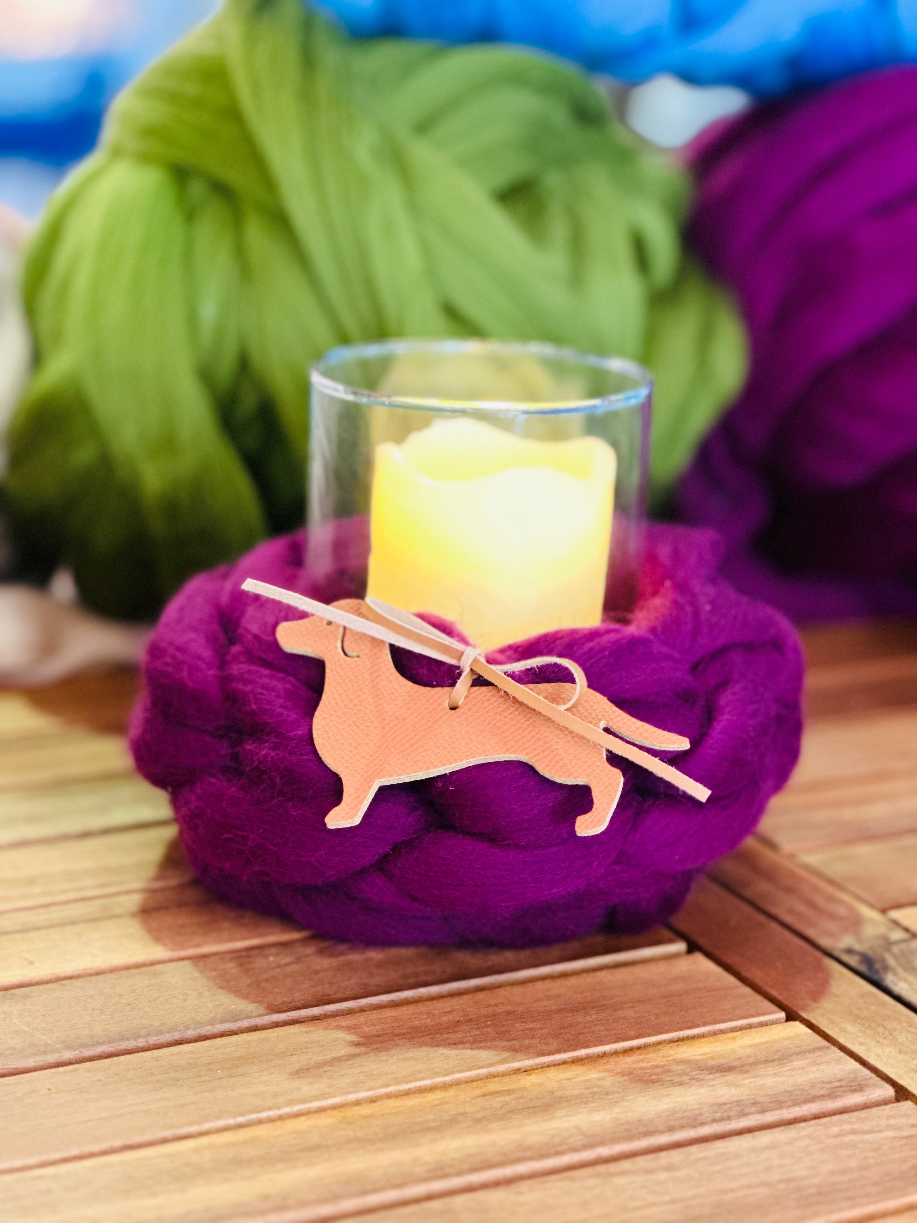 Windlicht aus 100% Merinowolle mit Glaseinsatz, Kerze und Dackel -Beere-