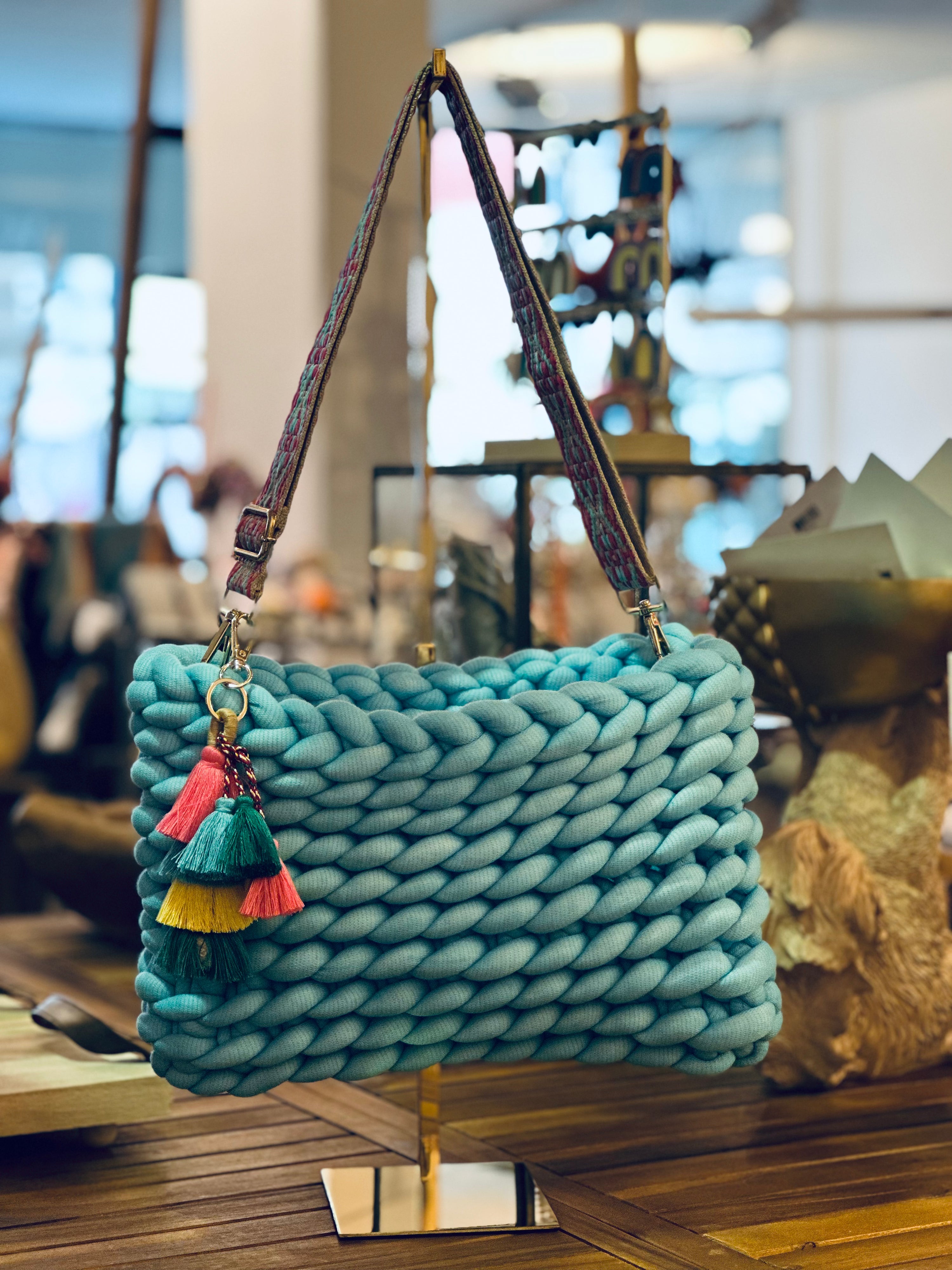 Lofty Loop Bag MAXI -Aqua mit Bommel und Crossbodygurt-