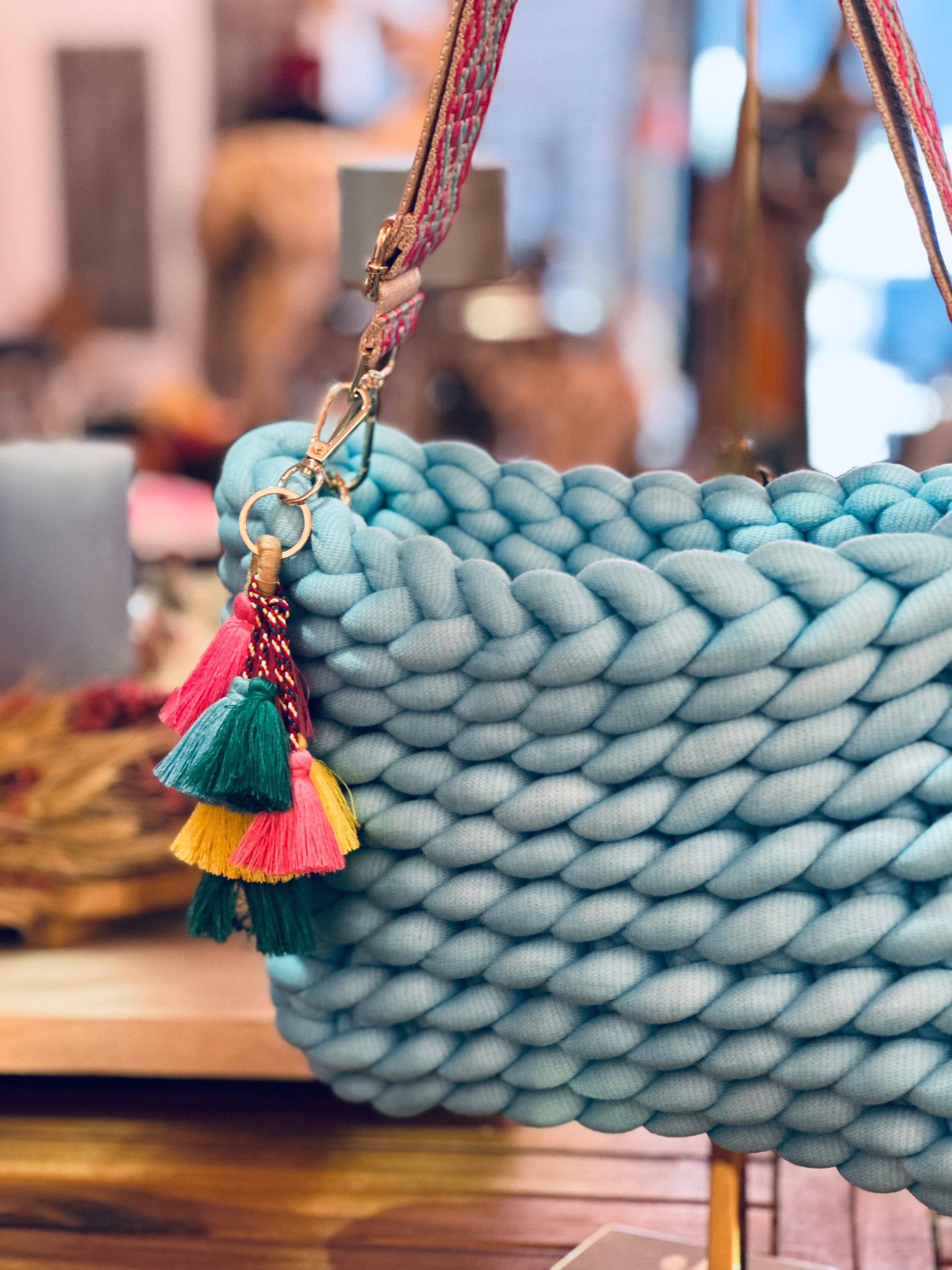Lofty Loop Bag MAXI -Aqua mit Bommel und Crossbodygurt-