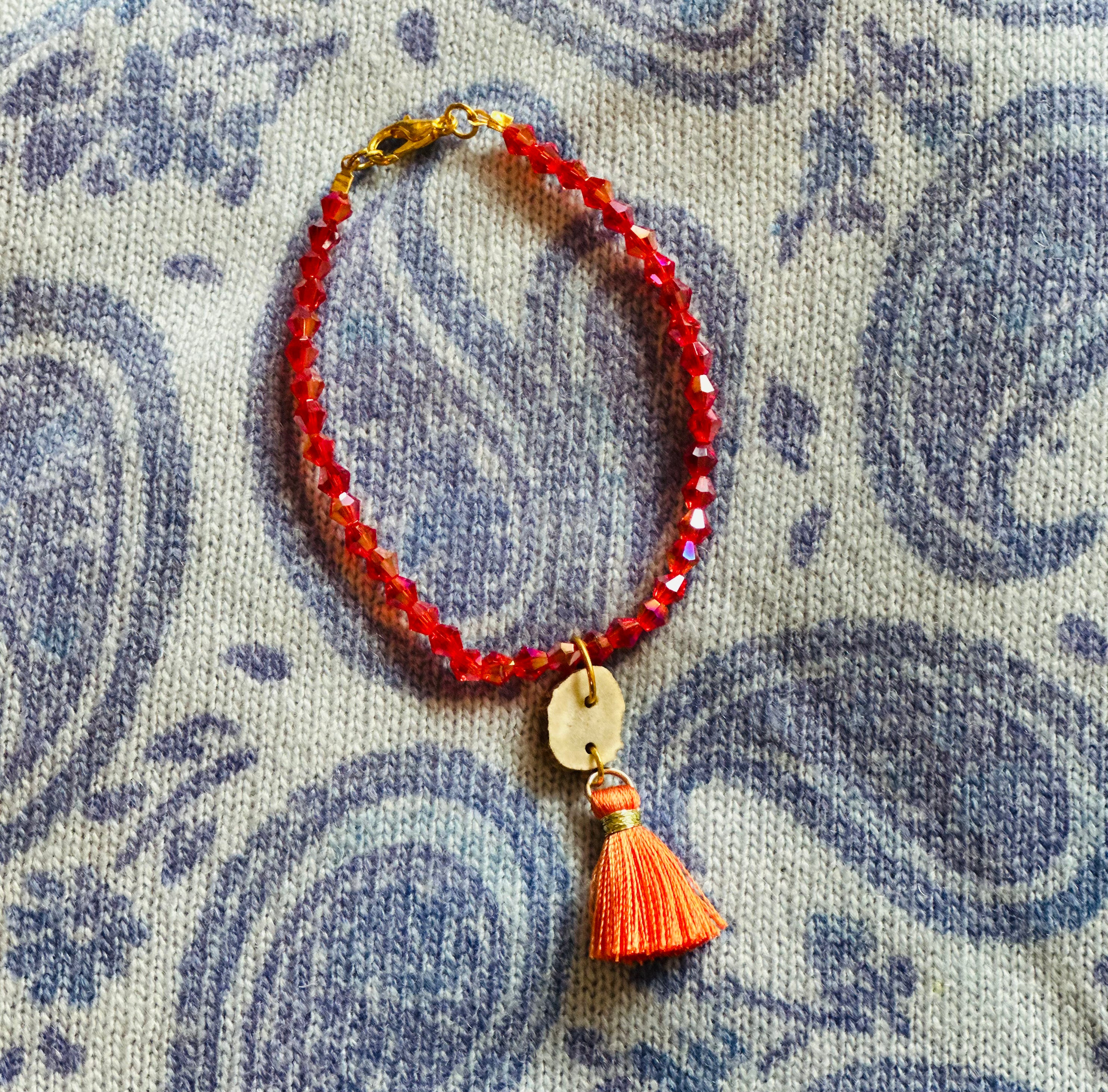 Bracelet mit Hornanhänger und Tassel